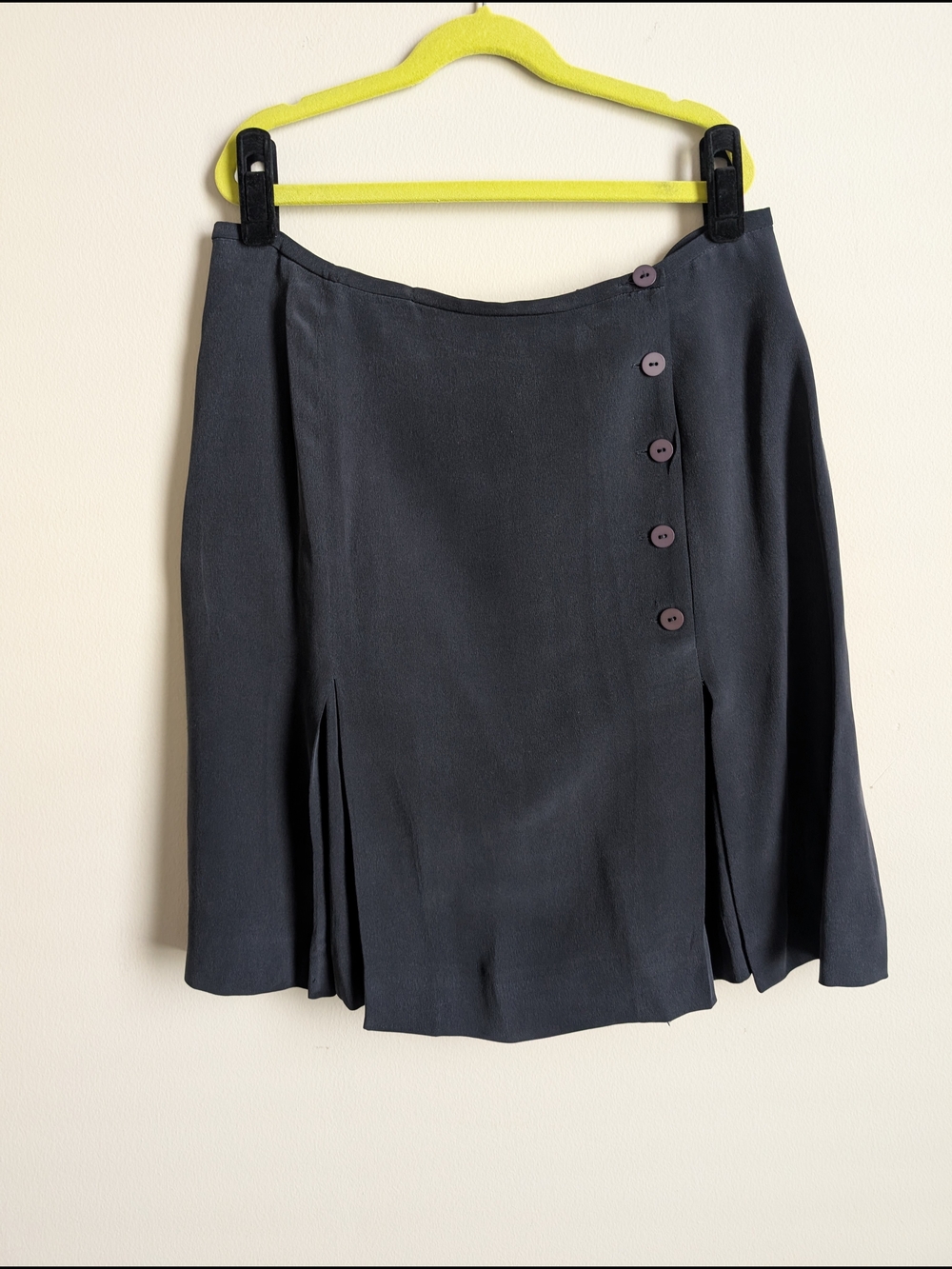 Jones New York Black Skirt with Buttons Dark Gray 100% Silk Size 12, 31.5 Waist
